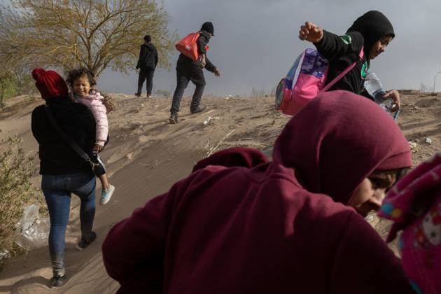 March 25, 2024: A family climbs up the bank of the Rio Grande after evading a migration patrol on the Mexican side - ZUMAp241 20240325_zip_p241_003 Copyright: xDavidxPeinadox