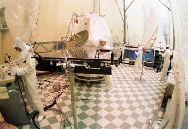 MARINER 9, 1971. Technicians inspecting the Mariner 9 prior to encapsulation and mating to the Atlas-Centaur launch vehicle, at the Kennedy Space Center in Florida. Photograph, 1971.  Copyright: xGRANGERx xGRANGERx 0185401