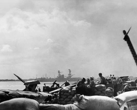 WWII: PEARL HARBOR, 1941. American gun crews at their battle stations during the Japanese attack on Pearl Harbor. Photograph, 7 December 1941.  Copyright: xGRANGERx xGRANGERx 0216252