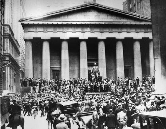 WALL STREET CRASH, 1929. Crowds gathered on the steps of the Sub-Treasury Building (on the site of the former Federal Hall) across from the New York Stock Exchange on Black Thursday, 24 October 1929.  Copyright: xGRANGERx xGRANGERx 0216499