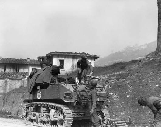 WWII: HOWITZER, 1945. Soldiers of the 758th Tank Battalion fire their howitzer in support of the movements of the U.S. Fifth Army in Italy. Photograph, 4 April 1945.  Copyright: xGRANGERx xGRANGERx 0259545