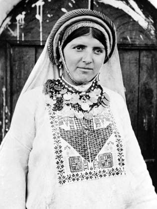 Palestine: A Palestinian woman wearing an embroidered dress, c. 1920 Palestine (Arabic: ÙÙ Ø³Ø·ÙäÙÜŽ Filasá¹­Ä«n, Falasá¹­Ä«n, Filisá¹­Ä«n; Greek: Î Î±Î»Î±Î¹ÏƒÏ Î¯Î½Î·, PalaistinÄ ; Latin: Palaestina; Hebrew: ×¤×œ× ×ª×™× × Palestina) is a n ame given to the geographic region between the Mediterranean Sea and the Jordan River. The region is also known as the Land of Israel (Hebrew: ××¨×¥Ö¾×™× ×¨××œ Eretz-Yisra el), the Holy Land and the Southern Levant.<br ><br > In 1832 Palestine was conquered by Muhammad Ali s Egypt, but in 1840 Britain intervened and returned control of the Levant to the Ottomans in return for further capitulations. The end of the 19th century saw the beginning of Zionist immigration and the Revival of the Hebrew l Copyright: xxPicturesxFromxHistoryx