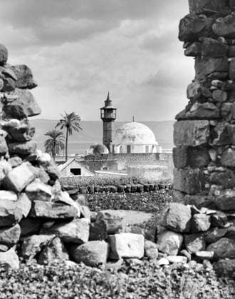 Palestine: The Old Mosque at Tiberias, Galilee, c. 1910 Palestine (Arabic: ÙÙ Ø³Ø·ÙäÙÜŽ Filasá¹­Ä«n, Falasá¹­Ä«n, Filisá¹­Ä«n; Greek: Î Î±Î»Î±Î¹ÏƒÏ Î¯Î½Î·, PalaistinÄ ; Latin: Palaestina; Hebrew: ×¤×œ× ×ª×™× × Palestina) is a name given to the geographic region between the Mediterranean Sea and the Jordan River. The region is also known as the Land of Israel (Hebrew: ××¨×¥Ö¾×™× ×¨××œ Eretz-Yisra el), the Holy Land and the Southern Levant.<br ><br > In 1832 Palestine was conquered by Muhammad Ali s Egypt, but in 1840 Britain intervened and returned control of the Levant to the Ottomans in return for further capitulations. The end of the 19th century saw the beginning of Zionist immigration and the Revival of the Hebrew language. The m Copyright: xxPicturesxFromxHistoryx