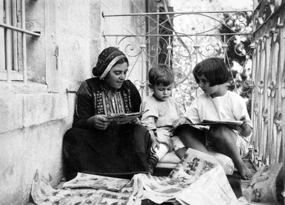 Palestine: Informal reading lessons for Palestinian children, c. 1910 Palestine (Arabic: ÙÙ Ø³Ø·ÙäÙÜŽ Filasá¹­Ä«n, Falasá¹­Ä«n, Filisá¹­Ä«n; Greek: Î Î±Î»Î±Î¹ÏƒÏ Î¯Î½Î·, PalaistinÄ ; Latin: Palaestina; Hebrew: ×¤×œ× ×ª×™× × Palestina) is a n ame given to the geographic region between the Mediterranean Sea and the Jordan River. The region is also known as the Land of Israel (Hebrew: ××¨×¥Ö¾×™× ×¨××œ Eretz-Yisra el), the Holy Land and the Southern Levant.<br ><br > In 1832 Palestine was conquered by Muhammad Ali s Egypt, but in 1840 Britain intervened and returned control of the Levant to the Ottomans in return for further capitulations. The end of the 19th century saw the beginning of Zionist immigration and the Revival of the Hebrew Copyright: xxPicturesxFromxHistoryx