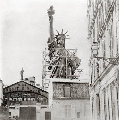 THE STATUE OF LIBERTY. Under construction in Paris c1884.  Copyright: xGRANGERx xGRANGERx 0260323