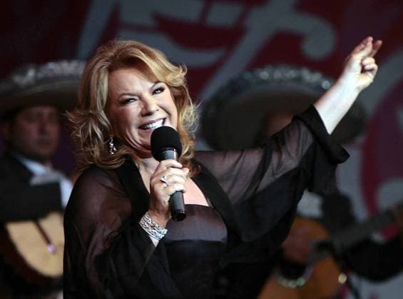 GDL80903015. Singer Vikki Carr performed last night at Teatro Degollado in Guadalajara, on the occasion of the International Encounter of the Mariachi and Charrería. NOTIMEX PHOTO LUIS FERNANDO MORENO LFM ACE GDL80903015. El Encuentro Internacional del Mariachi y la Charrería se engalanó con la presencia de Vikki Carr en el Teatro Degollado de la ciudad de Guadalajara. NOTIMEX FOTO LUIS FERNANDO MORENO LFM ACE GUADALAJARA JALISCO MÉXICO EDITORIAL USE ONLY Copyright: xx NTX01011000 LUISxFERNANDOxMORENOx notimexpix204580