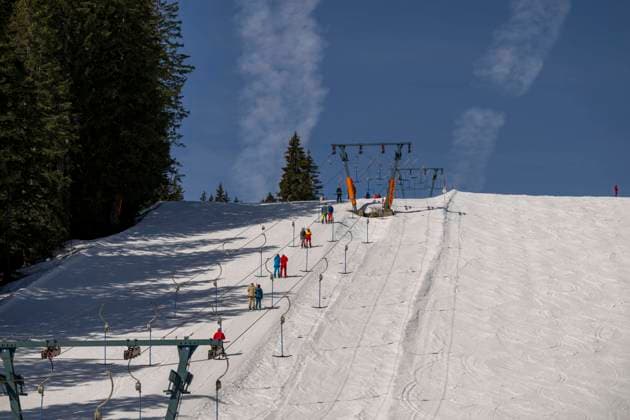 25.03.2024 , Ein Skilift in Grasgehren im Allgäu, Skifahrer am Hang neben der Schneekanone, 25.03.2024 Lift 25.03.2024 Lift *** 25 03 2024 , A ski lift in Grasgehren in the Allgäu, skiers on the slope next to the snow cannon, 25 03 2024 Lift 25 03 2024 Lift