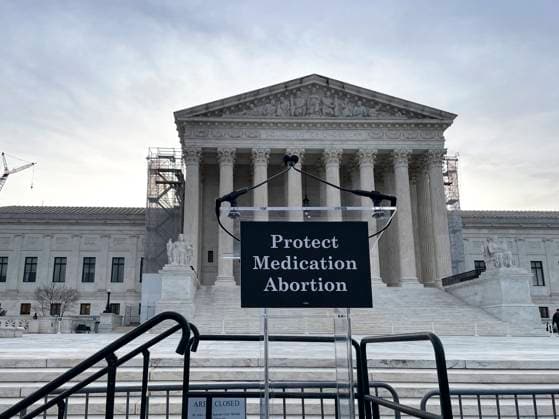 News Bilder des Tages March 26, 2024, Washington, District Of Columbia, USA: Supporters and opponents of abortion gathered at the Supreme Court In advance of the Courts hearing oral arguments on the FDAs approval of the abortion pill mifepristone in 2000. Washington USA - ZUMAd155 20240326_znp_d155_001 Copyright: xSuexDorfmanx