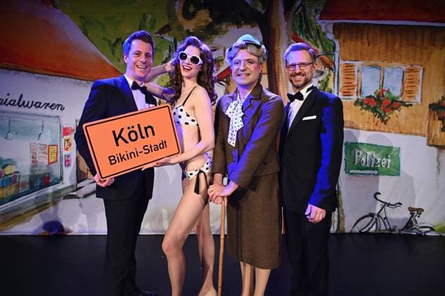 Bilder des Jahres 2024, Entertainment 03 März Entertainment Themen der Woche KW13 Entertainment Bilder des Tages Komponist Jochen Frank Schmidt, Hauptdarsteller Nico Alesi ( spielt Omi Fichtelhuber ) und Sarah Leidl ( Spielt Giselle von Pfeiffer, Produzent Alexander Dieterle, l-r, posieren beim Pressetermin zum 50er Jahre Skandal Comedy Musical Bikini Skandal das 4 Wochen im August 2024 in Köln zu sehen sein wird. *** Composer Jochen Frank Schmidt, leading actor Nico Alesi plays Omi Fichtelhuber and Sarah Leidl plays Giselle von Pfeiffer, producer Alexander Dieterle, l r, pose at the press event for the 50s comedy musical Bikini Scandal, which will be shown in Cologne for 4 weeks in August 2024