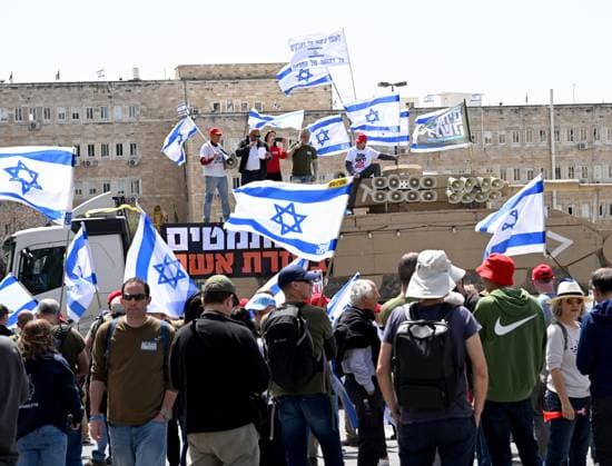 News Themen der Woche KW13 News Bilder des Tages Israeli army reserve activists from Brother In Arms wave Israeli flags at a protest against military exemption for the Ultra-Orthodox, Haredim, outside Prime Minister Benjamin Netanyahu s office in Jerusalem on Tuesday, March 26, 2024. Protesters demand equality in Israeli military service with the slogan We will not continue to be your donkey referring to mandatory military service for all Israelis except for the Ultra-Orthodox religious Jews.  JER2024032601 DEBBIExHILL