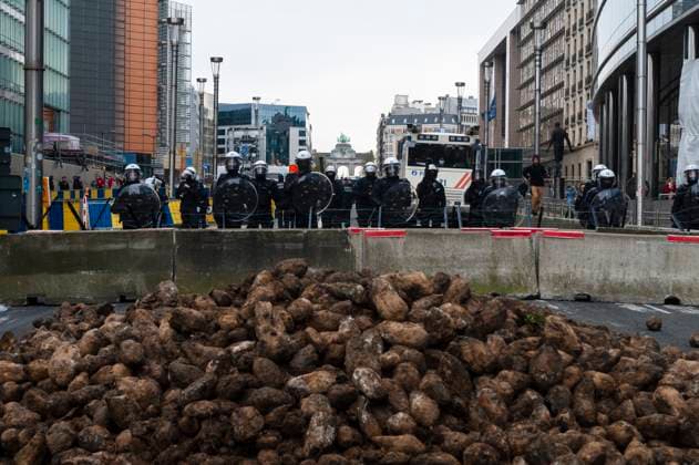 News Themen der Woche KW13 News Bilder des Tages - farmers demonstration in Brussels. - 26 03 2024 - Belgium Brussels Brussels - For the 3rd time since the beginning of the year, farmers are demonstrating today in the Belgian capital. On the sidelines of a European Council meeting on agriculture and fisheries, they came to demand an end to free-trade agreements, and better prices for buying and selling their products. There were a few incidents, with egg-throwing, firecrackers and straw fires on one side, and water cannon and tear gas on the other.  NicolasxLandemardx xLexPictorium LePictorium_0290220