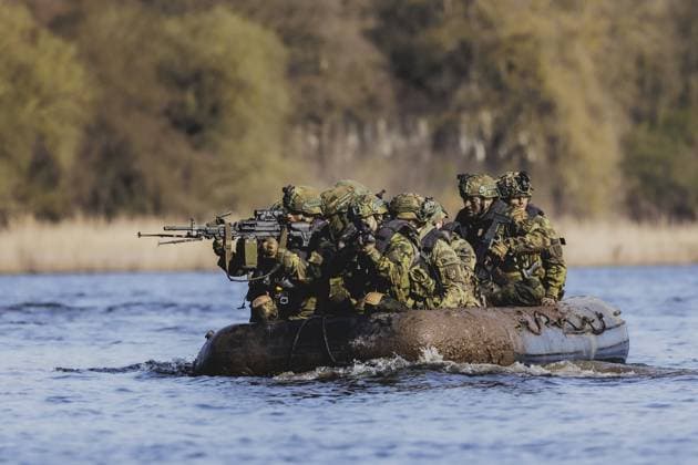 News Themen der Woche KW13 Tschechische und deutschen Soldaten setzen ein Schlauchboot in die Elbe im Rahmen der Militaeruebung Wettiner Schwert bei Tangermuende, 26.03.2024. Wettiner Schwert ist Teil der Quadriga-Uebung der NATO. Tangermuende Deutschland *** Czech and German soldiers put a rubber dinghy into the river Elbe as part of the military exercise Wettiner Schwert near Tangermuende, 26 03 2024 Wettiner Schwert is part of the Quadriga exercise of NATO Tangermuende Germany Copyright: xFlorianxGaertnerxphotothek.dex