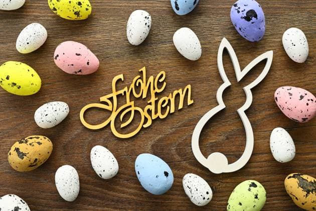 Osterhasenfigur, Schriftzug Frohe Ostern und Ostereier *** Easter bunny figure, Happy Easter lettering and Easter eggs ** NUR FUER REDAKTIONELLE ZWECKE ** EDITORIAL USE ONLY **