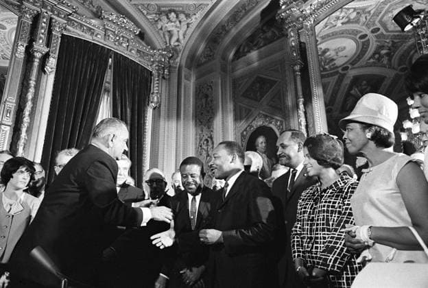 LYNDON BAINES JOHNSON (1908-1973). 36th President of the United States. Shaking hands with Martin Luther King, Jr., at the signing ceremony for the Voting Rights Act. Photograph by Frank Wolfe, 6 August 1965.  Copyright: xGRANGERx xGRANGERx 0370617
