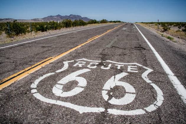long road with a Route 66 sign painted on it Copyright: xivanxSanchezx xDesignxPicsx , 32566937 Copyright: DaliborxBrlekx xDesignxPics 32566937 !ACHTUNG AUFNAHMEDATUM GESCHÄTZT! RECORD DATE NOT STATED