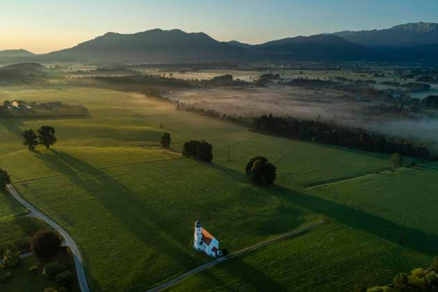  Luftaufnahme einer Kapelle vor Bergen, Morgenlicht, Sankt Johannisrain, Blick auf Zwiesel und Benediktenwand, Alpenvorland, Bayern, Deutschland, Europa *** Aerial view a Chapel before Bergen, Morning light, Sankt Johannisrain, View at Zwiesel and Benediktenwand, Alpine foothills, Bavaria, Germany, Europe Copyright: imageBROKER/MartinaxMelzer ibxmmm10395265.jpg