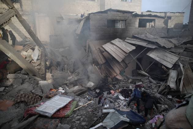 Bilder des Jahres 2024, News 03 März News Themen der Woche KW13 News Bilder des Tages (240326) -- GAZA, March 26, 2024 -- People search among the rubble after an Israeli airstrike in Maghazi refugee camp, central Gaza Strip, on March 26, 2024. The Palestinian death toll in the Gaza Strip from ongoing Israeli attacks has risen to 32,414, the Hamas-run Health Ministry said in a press statement on Tuesday. MIDEAST-GAZA-MAGHAZI REFUGEE CAMP-ISRAELI AIRSTRIKE Dawood 