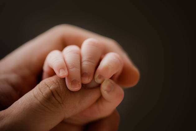 Creative Highlights Symbolbilder Newborn s hand grasps an adult s finger tenderly Atlanta, Georgia, United States CR_RCYA240326-1376618-01