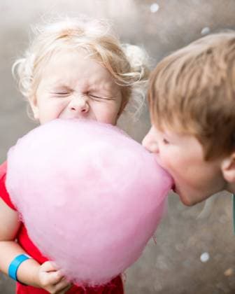 Creative Highlights Symbolbilder Kids sharing cotton candy at carnival Benton, Missouri, United States CR_WEKW240325-1377423-01 ,model released, Symbolfoto