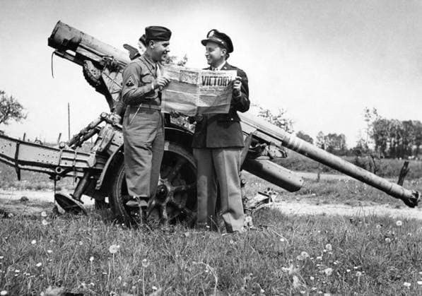 WWII: V-E DAY, 1945. American writer William R. Wilson and his brother, Corporal Jack Wilson, with a German gun at Verdun, France, in V-E Day. Photograph, 8 May 1945.  Copyright: xGRANGERx xGRANGERx 0527018