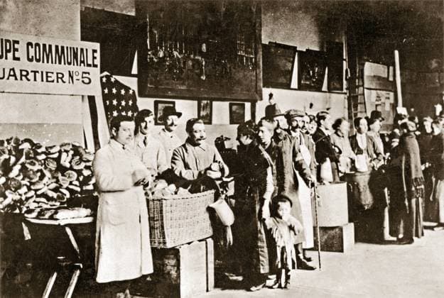 WWI: REFUGEES, 1918. Belgian refugees receiving rations from the American Red Cross, possibly in Paris, France. Photograph, 1918.  Copyright: xGRANGERx xGRANGERx 0528003