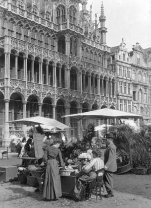 BRUSSELS: MARKET, c1910. Street vendors in Grote Markt, the central square in Brussels, Belgium. Photograph by Arnold Genthe, c1910.  Copyright: xGRANGERx xGRANGERx 0528402