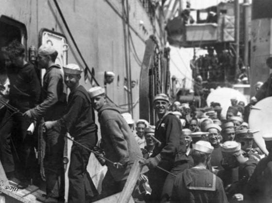 WWI: SAILORS, 1918. Survivors of the USS President Lincoln boarding the USS Great Northern at Brest, France, on their way home to the United States. Photograph, 1 June 1918.  Copyright: xGRANGERx xGRANGERx 0528936