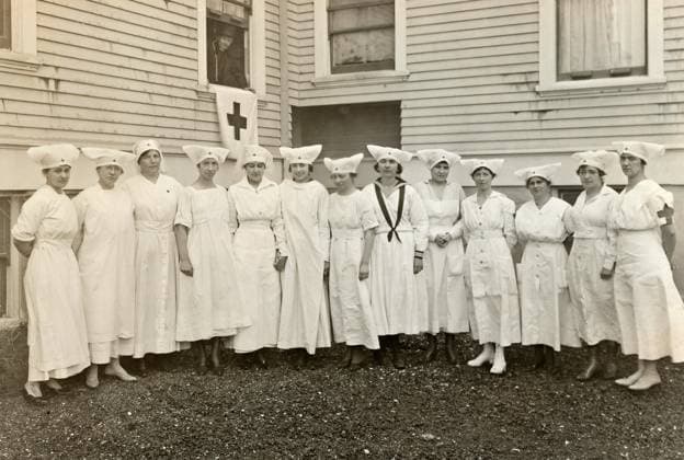 FLU PANDEMIC, 1918. Volunteer nurses at a Red Cross hospital in Eureka, California, during the influenza pandemic. Photograph, 1919.  Copyright: xGRANGERx xGRANGERx 0529224