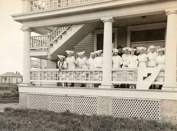 FLU PANDEMIC, 1918. Volunteer nurses at a Red Cross hospital in Eureka, California, during the influenza pandemic. Photograph, 1919.  Copyright: xGRANGERx xGRANGERx 0529225
