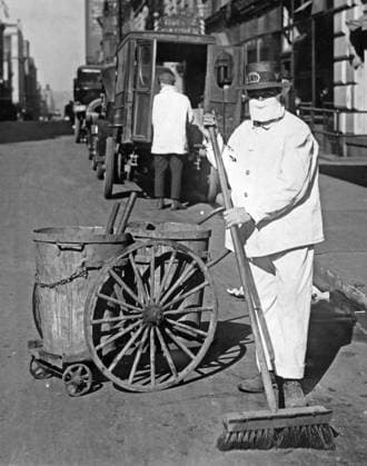 FLU PANDEMIC, 1918. A street cleaner in New York City wearing a face mask during the influenza pandemic. Photograph, October 1918.  Copyright: xGRANGERx xGRANGERx 0529228