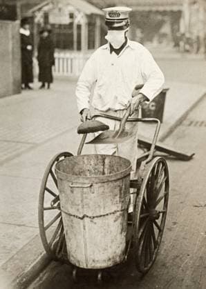 FLU PANDEMIC, 1918. A street cleaner in New York City wearing a face mask during the influenza pandemic. Photograph, October 1918.  Copyright: xGRANGERx xGRANGERx 0529229