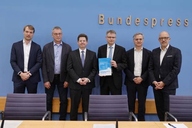 News Themen der Woche KW13 News Bilder des Tages Dr. Timm Bönke, Deutsches Institut für Wirtschaftsforschung (DIW Berlin), Dr. Klaus-Jürgen Gern, Kiel Institut für Weltwirtschaft (IfW Kiel), Prof. Dr. Oliver Holtemöller, Leibniz-Institut für Wirtschaftsforschung Halle (IWH), Prof. Dr. Stefan Kooths, Kiel Institut für Weltwirtschaft (IfW Kiel), Prof. Dr. Torsten Schmidt, RWI – Leibniz-Institut für Wirtschaftsforschung, Essen, Prof. Dr. Timo Wollmershäuser, ifo Institut – Leibniz-Institut für Wirtschaftsforschung an der Universität München e. V., Deutschland, Berlin, Bundespressekonferenz, Thema: Gemeinschaftsdiagnose der Wirtschaftsforschungsinstitute Frühjahr 2024 *** Dr Timm Bönke, German Institute for Economic Research DIW Berlin , Dr Klaus Jürgen Gern, Kiel Institute for the World Eco