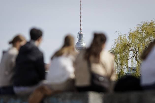 IMAGO Creative, Lifestyle, Frühling in der Stadt Personen sitzen in der Sonne am Ufer der Spree in Berlin, 27.03.2024. Im Hintergrund ist der Berliner Fernsehturm zu sehen. Zu Ostern werden laut Wettervorhersagen mit Hoechstwerten um 22 Grad gerechnet. Berlin Deutschland *** People sitting in the sun on the banks of the Spree in Berlin, 27 03 2024 The Berlin television tower can be seen in the background According to weather forecasts, highs of around 22 degrees are expected at Easter Berlin Germany Copyright: xKiraxHofmannxphotothek.dex