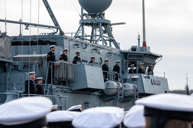 Kiel, 27.03.2024, Marinestützpunkt, Fregattenkapitän Inka von Puttkamer übernimmt als erste Frau mit dem 3. Minensuchgeschwader einen Kampfverband der Deutschen Marine. Flottillenadmiral Helge Sascha Rackwitz übergibt ihr das Kommando von Fregattenkapitän Carsten Schlüter in einer feierlichen Zeremonie *** Kiel, 27 03 2024, Naval Base, Frigate Captain Inka von Puttkamer is the first woman to take command of a German Navy combat unit with the 3 Minesweeper Squadron Flotilla Admiral Helge Sascha Rackwitz hands over command to her from Frigate Captain Carsten Schlüter in a festive ceremony