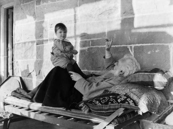 ALEXANDER GRAHAM BELL (1847-1922). American (Scottish-born) teacher and inventor. With his grandson Graham Sandy Fairchild. Photograph, c1909.  Copyright: xGRANGERx xGRANGERx 0621904
