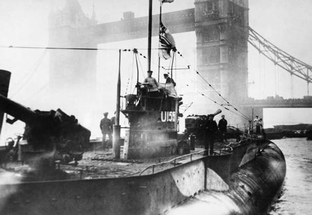 WWI: GERMAN SUBMARINE, 1919. The German submarine U-155, surrendered at the end of World War I, being exhibited on the River Thames in London, England. Photograph, 9 January 1919.  Copyright: xGRANGERx xGRANGERx 0623030