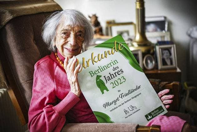 Margot Friedländer ist Berlinerin des Jahres ** NUR FÜR REDAKTIONELLE ZWECKE ** EDITORIAL USE ONLY **<p>.Morgenpost Chfredakteur Peter Schink überreicht der Holocaustüberlebenden Margot Friedländer die Urkunde Berlinerin des Jahres , fotografiert am 27.03.2024 in Berlin. Deutschland Berlin Berlin Copyright: MaurizioxGambarini *** Margot Friedländer is Berlin Woman of the Year FOR EDITORIAL PURPOSES ONLY p Morgenpost editor-in-chief Peter Schink presents Holocaust survivor Margot Friedländer with the Berlin Woman of the Year certificate , photographed on 27 03 2024 in Berlin Germany Berlin Berlin Copyright MaurizioxGambarini Copyright: MaurizioxGambarini doc7uqpyxc8inrfbbnvmgl ,EDITORIAL USE ONLY