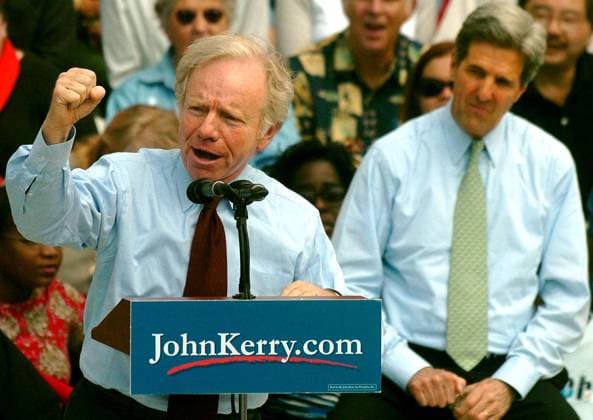 US-NEWS-LIEBERMAN-OBIT-1-FL Sen. Joe Lieberman, D-Conn., introduces Democratic presidential candidate Sen. John Kerry at a rally at Palm Beach Community College in Lake Worth, Florida, on April 19, 2004. (Scott Fisher South Florida Sun Sentinel TNS) LAKE WORTH FL USA EDITORIAL USE ONLY Copyright: xx 106898693W SCOTTxFISHERx krtphotoslive940171