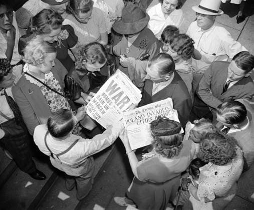 INVASION OF POLAND, 1939. People in Washington, D.C., reading newspapers on 1 September 1939, the day of the German invasion of Poland. Photograph, 1939.  Copyright: xGRANGERx xGRANGERx 0637544