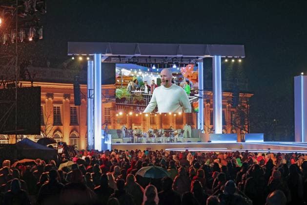 Mit grossem Staraufgebot hat der TV-Sender RTL am Mittwochabend (27.03.2024) in der Kasseler Innenstadt eine moderne Version der Leidensgeschichte Jesu inszeniert. (Foto: Auf der Leinwand Jesus Darsteller) Unter dem Titel Die Passion - Die groesste Geschichte aller Zeiten erzaehlte die Show in einer modernen Auffuehrung mit zahlreichen Popsongs die letzten Tage im Leben von Jesus Christus. Als Erzaehler fuehrte Schauspieler Hannes Jaenicke durch die Ostergeschichte. Weitere prominente Darsteller waren unter anderem Nadja Benaissa als Maria, Ben Bluemel (Blümel) als Jesus, Jimi Blue Ochsenknecht als Judas und Francis Fulton-Smith als Pontius Pilatus. Rund 800 Menschen haben sich an der Prozession mit einem grossen, leuchtenden Holzkreuz du Copyright: epd-bild AndreasxFischer epd-RTL_Passion7-kopieren