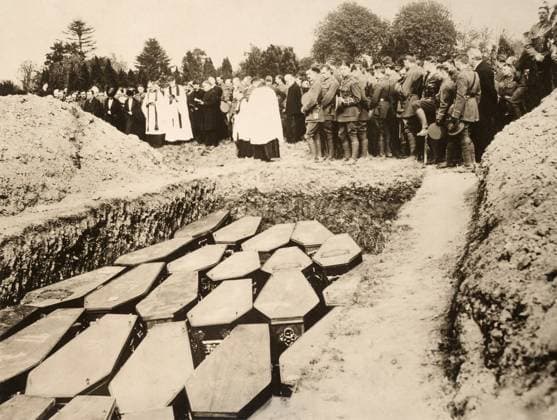 WWI: LUSITANIA, 1915. One hundred thirty victims from the sinking of the RMS Lusitania buried in a single large grave in Cobh, Ireland. Photograph, 10 May 1915.  Copyright: xGRANGERx xGRANGERx 0645796
