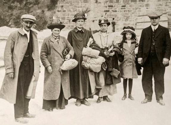 WWI: LUSITANIA, 1915. Survivors from the sinking of the RMS Lusitania in Cobh, Ireland. Left to right: Edwin Martin Collis, Dora Wolfenden, Harriet Plank, Sarah Rose Lohden, Elsie Lohden, and J. Milford. Photograph, May 1915.  Copyright: xGRANGERx xGRANGERx 0645804