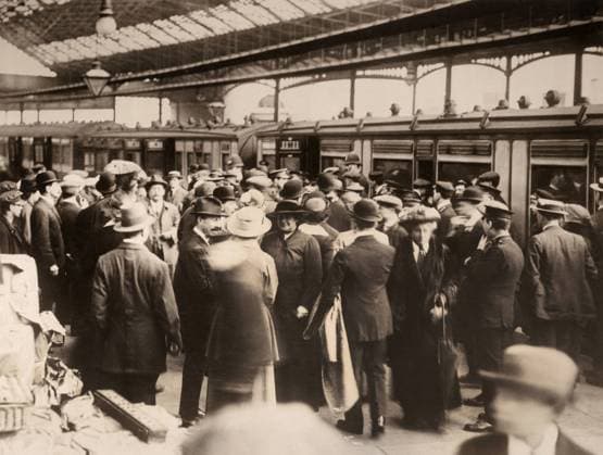 WWI: LUSITANIA, 1915. Friends and family meeting survivors from the sinking of the RMS Lusitania at Euston Station in London. Photograph, May 1915.  Copyright: xGRANGERx xGRANGERx 0645810