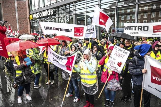 News Themen der Woche KW13 News Bilder des Tages Verdi-Streik in Bottrop ** NUR FÜR REDAKTIONELLE ZWECKE ** EDITORIAL USE ONLY **<p>Ein Verdi-Streik im Einzelhandel -findet mit einer Aktion Aktion vor dem Kaufland in Bottrop am Berliner Platz am Donnerstag 28.03.2024 statt. Deutschland Bottrop *** Verdi strike in Bottrop FOR EDITORIAL PURPOSES ONLY EDITORIAL USE ONLY p A Verdi retail strike will take place with an action in front of the Kaufland in Bottrop at Berliner Platz on Thursday 28 03 2024 Germany Bottrop Copyright: doc7ur38epmurrf595t6w2 ,EDITORIAL USE ONLY
