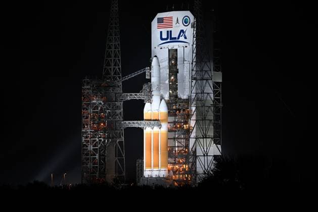 News Themen der Woche KW13 News Bilder des Tages Marking the end of a storied 60 year history of Delta rockets, the mobile service tower on Complex 37 rolls back to prepare for the final launch of a Delta IV Heavy rocket at the Cape Canaveral Space Force Station Florida on Thursday, March 28, 2024. United Launch Alliance will boost a clandestine payload, NROL-70, for the National Reconnaissance Office. .  CCP20240328004 JOExMARINO