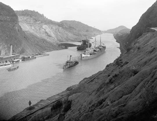 PANAMA CANAL, c1915. The Culebra Cut of the Panama Canal. Photograph, c1915.  Copyright: xGRANGERx xGRANGERx 0650583