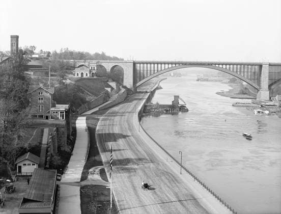 NEW YORK: SPEEDWAY, c1905. The Washington Bridge and the Harlem River Speedway in New York. Photograph, c1905.  Copyright: xGRANGERx xGRANGERx 0650814