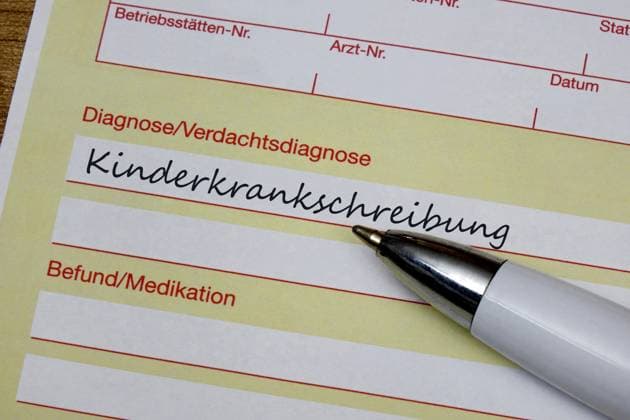 Diagnose eines Krankenscheins mit Kinderkrankschreibung Diagnose eines Krankenscheins mit Kinderkrankschreibung, 28.03.2024, Borkwalde, Brandenburg, Auf einem Krankenschein wurde der Schriftzug Kinderkrankschreibung eingetragen. *** Diagnosis of a sickness certificate with childrens sickness certificate Diagnosis of a sickness certificate with childrens sickness certificate, 28 03 2024, Borkwalde, Brandenburg, The words Kinderkrankschreibung were entered on a sickness certificate