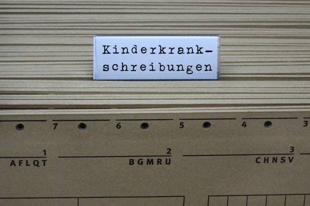 Hängeregister und Kinderkrankschreibungen Hängeregister und Kinderkrankschreibung, 28.03.2024, Borkwalde, Brandenburg, An einem Hängeregister befindet sich der Schriftzug Kinderkrankschreibung. *** Hanging registers and childrens sick notes Hanging registers and childrens sick notes, 28 03 2024, Borkwalde, Brandenburg, One of the hanging registers bears the inscription Kinderkrankschreibung (childrens sick notes)