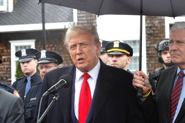 News Themen der Woche KW13 News Bilder des Tages Wake for Fallen NYPD Officer Jonathan Diller. (NEW) Donald Trump Speaks At Wake for Fallen NYPD Officer Jonathan Diller. March 28, 2024, Massapequa Park, New York, USA: Donald Trump Speaks during First day of Wake for Fallen NYPD Officer Jonathan Diller who was killed during a traffic stop in New York City. Visitation for Today (28) and Friday (29) from 2pm to 4pm and 7pm to 9pm at Massapequa Funeral Home South Chapel 4980 Merrick Road, Massapequa Park. The Mass is on Saturday 10:30 am at St. Rose of Lima R.C. Church. Credit: Niyi Fote Thenews2 (Foto: Niyi Fote Thenews2 imago images) Wake for Fallen NYPD Officer Jonathan Diller.  Copyright: xNiyixFotex